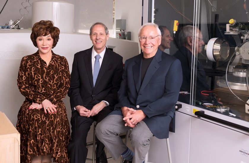 Lynda Resnick, Caltech President Thomas F. Rosenbaum, middle, and Stewart Resnick in the Joint Center for Artificial Photosynthesis surface science lab at Caltech.(Caltech)