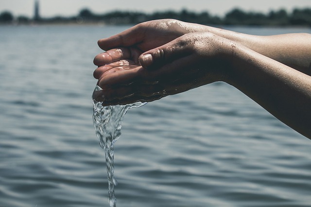 HANDS & WATER